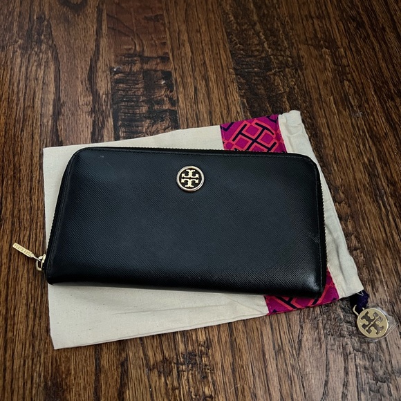 Tory Burch Handbags - Tory Burch Robinson black zipper wallet